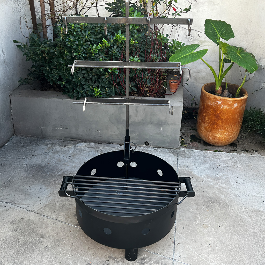 Fogón con parrilla y asador