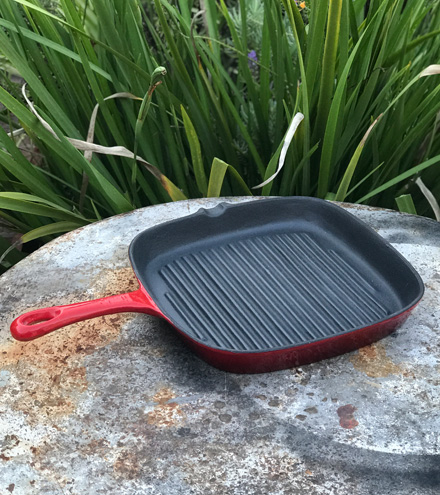 Sarten bifera cuadrada de hierro fundido esmaltada rojo velvet 24 cm con asa