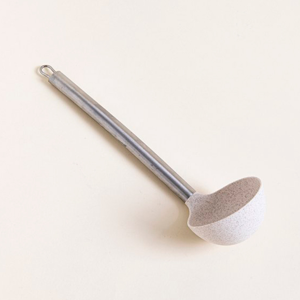 Cucharón de plástico beige y mango de acero 30cm