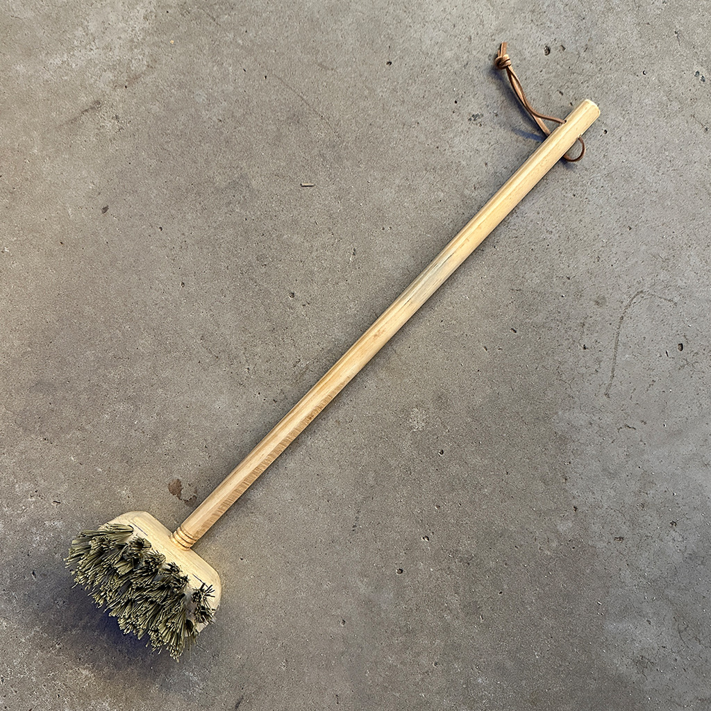 Cepillo con cerdas de palmira y mango de madera