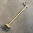 Cepillo con cerdas de palmira y mango de madera